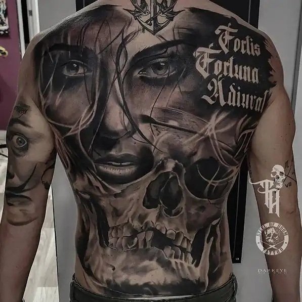 Tatuaje espalda subrealismo realizada por Tony Black Tattoo